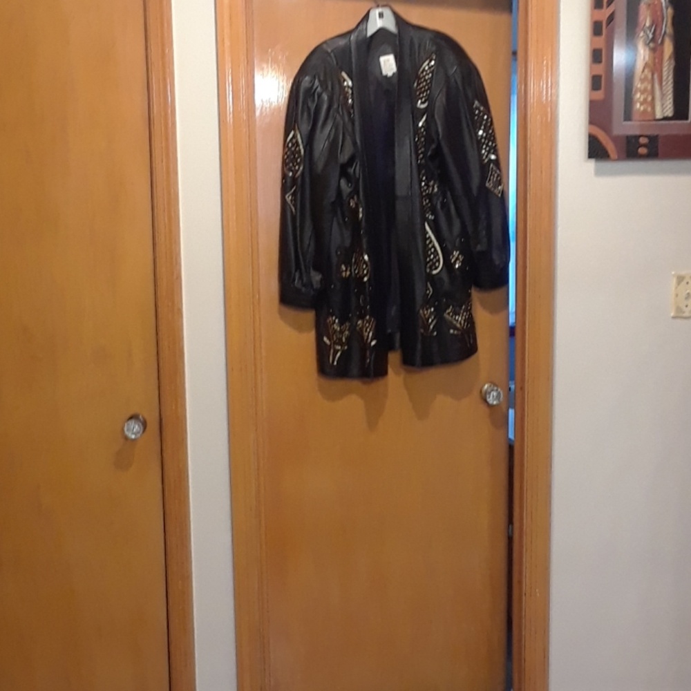 Black ladies 100% leather jacket,vest, skirt. - Picture 7 of 8